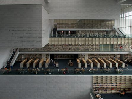 도서관 열람실에서 책을 읽는 사람들