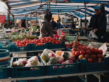 마트 진열대에 신선한 과일과 채소가 가득 놓여 있는 모습