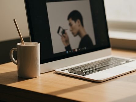 나무 책상 위에 놓인 부동산 계약서와 도장, 열쇠, 계산기