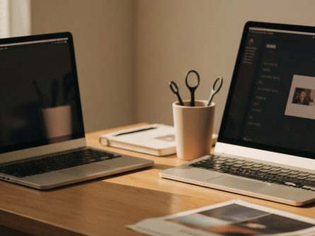 나무 책상 위에 놓인 지역 안내 지도, 펜, 노트, 안경, 커피잔